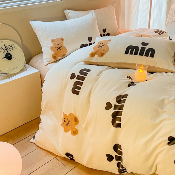 91家纺网 家纺一手货源 找家纺 斯卡诺家纺 2025小清新加厚高克重牛奶绒四件套网红直播爆款 迷你小熊