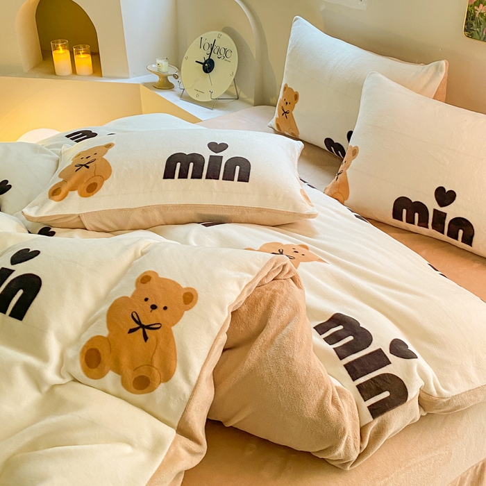 91家纺网 家纺一手货源 找家纺 斯卡诺家纺 2025小清新加厚高克重牛奶绒四件套网红直播爆款 迷你小熊