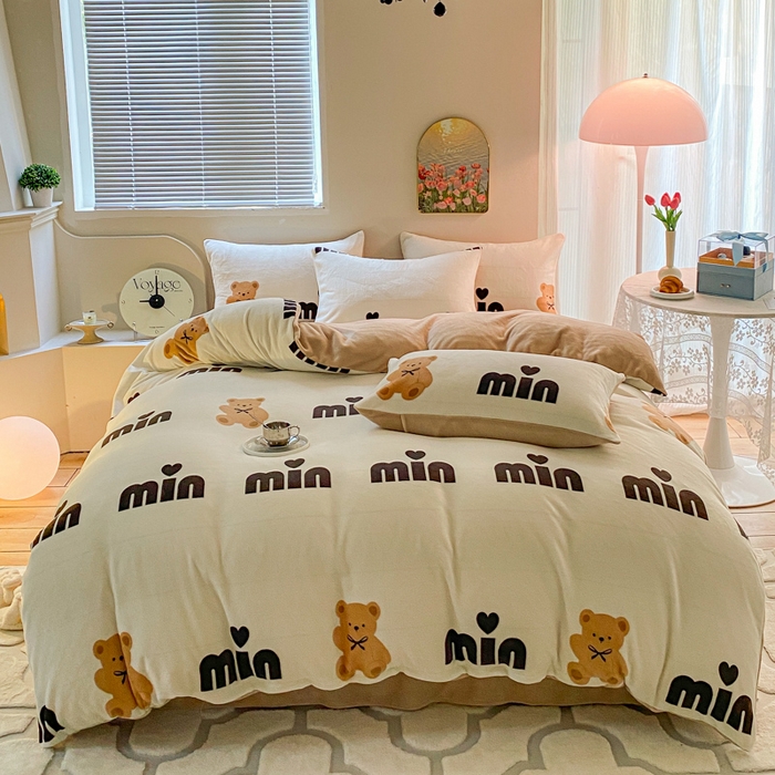 91家纺网 家纺一手货源 找家纺 斯卡诺家纺 2025小清新加厚高克重牛奶绒四件套网红直播爆款 迷你小熊