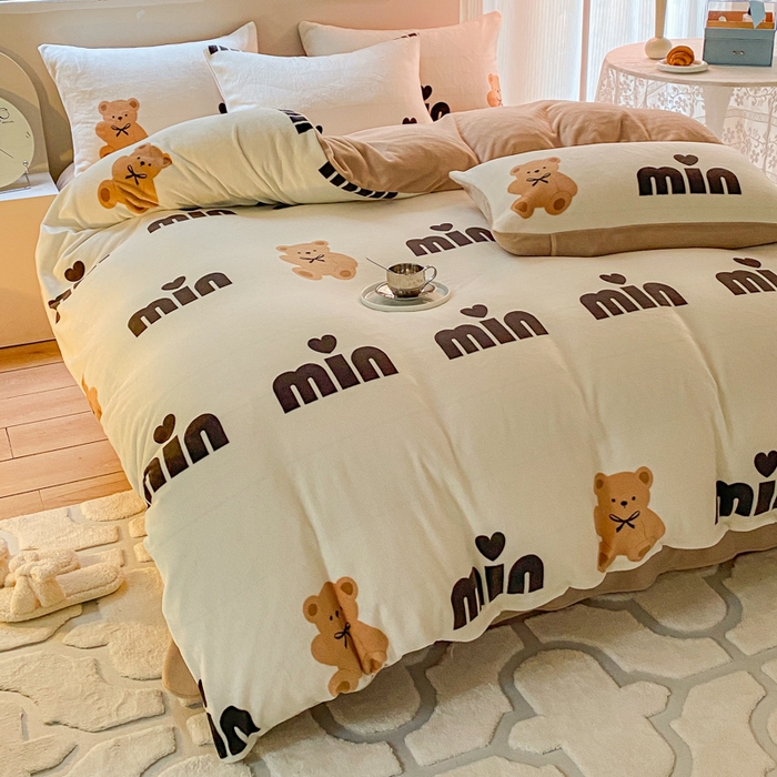 91家纺网 家纺一手货源 找家纺 斯卡诺家纺 2025小清新加厚高克重牛奶绒四件套网红直播爆款 迷你小熊