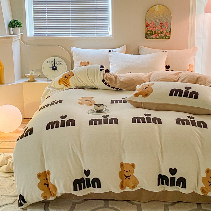 91家纺网 家纺一手货源 找家纺 斯卡诺家纺 2025小清新加厚高克重牛奶绒四件套网红直播爆款 迷你小熊