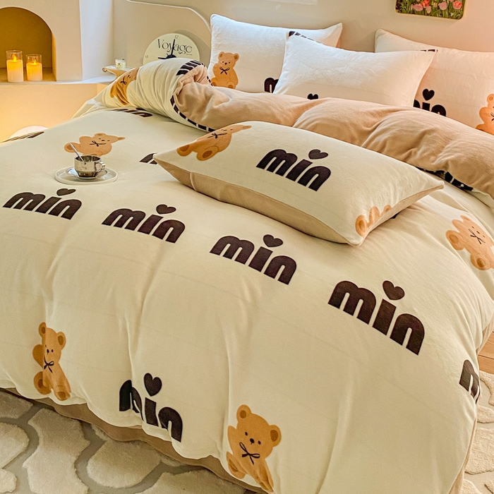 91家纺网 家纺一手货源 找家纺 斯卡诺家纺 2025小清新加厚高克重牛奶绒四件套网红直播爆款 迷你小熊