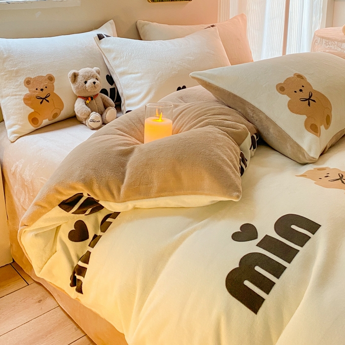 91家纺网 家纺一手货源 找家纺 斯卡诺家纺 2025小清新加厚高克重牛奶绒四件套网红直播爆款 迷你小熊