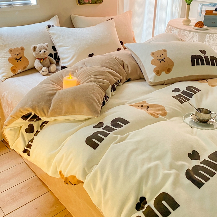 91家纺网 家纺一手货源 找家纺 斯卡诺家纺 2025小清新加厚高克重牛奶绒四件套网红直播爆款 迷你小熊