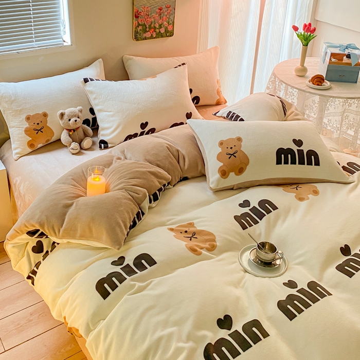 91家纺网 家纺一手货源 找家纺 斯卡诺家纺 2025小清新加厚高克重牛奶绒四件套网红直播爆款 迷你小熊