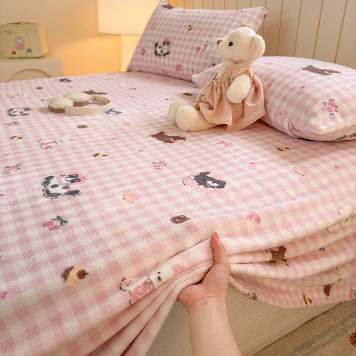 91家纺网 家纺一手货源 找家纺 丽美人家纺 2025新款小版印花牛奶绒床单单床单床单单件 格子小狗