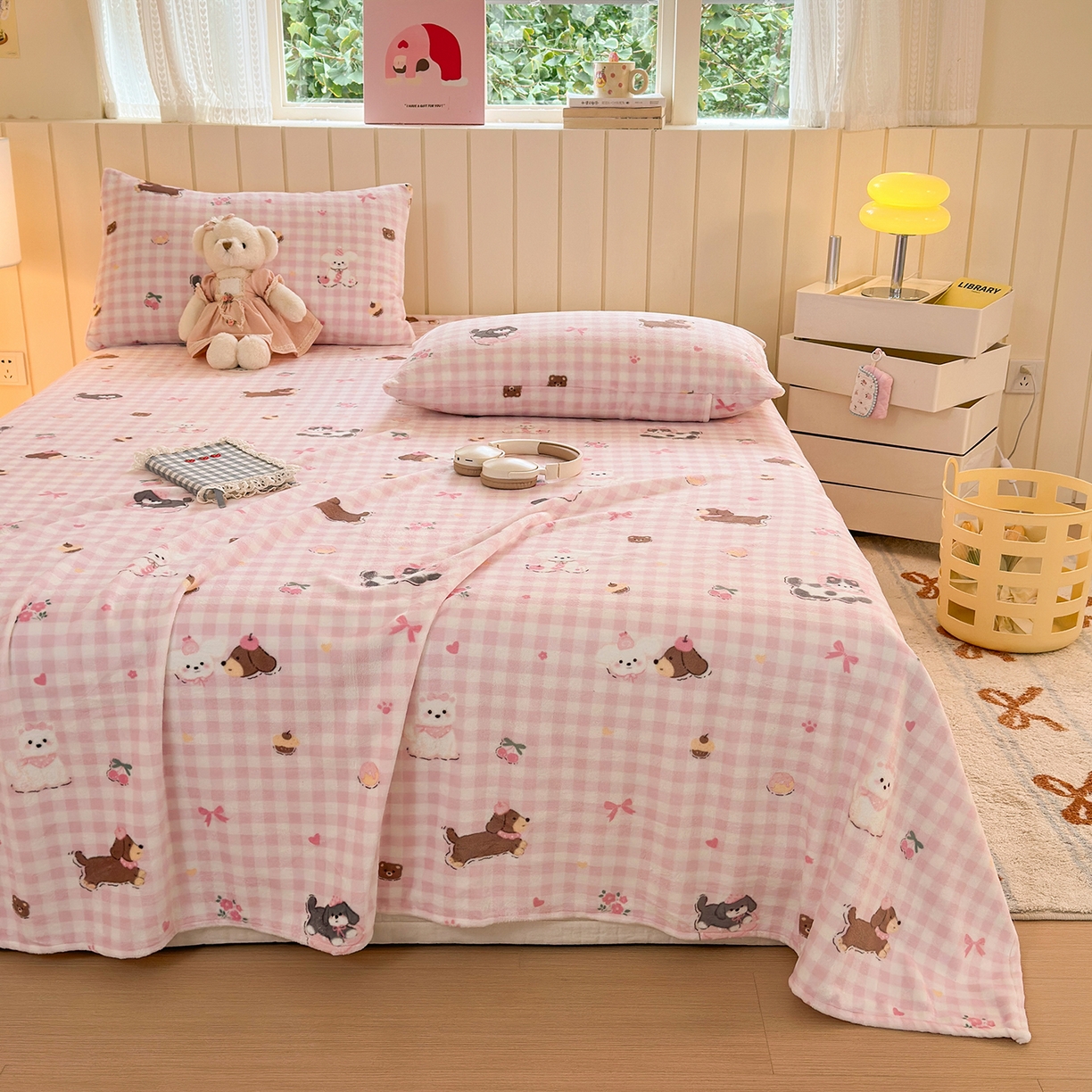 91家纺网 家纺一手货源 找家纺 丽美人家纺 2025新款小版印花牛奶绒床单单床单床单单件 格子小狗