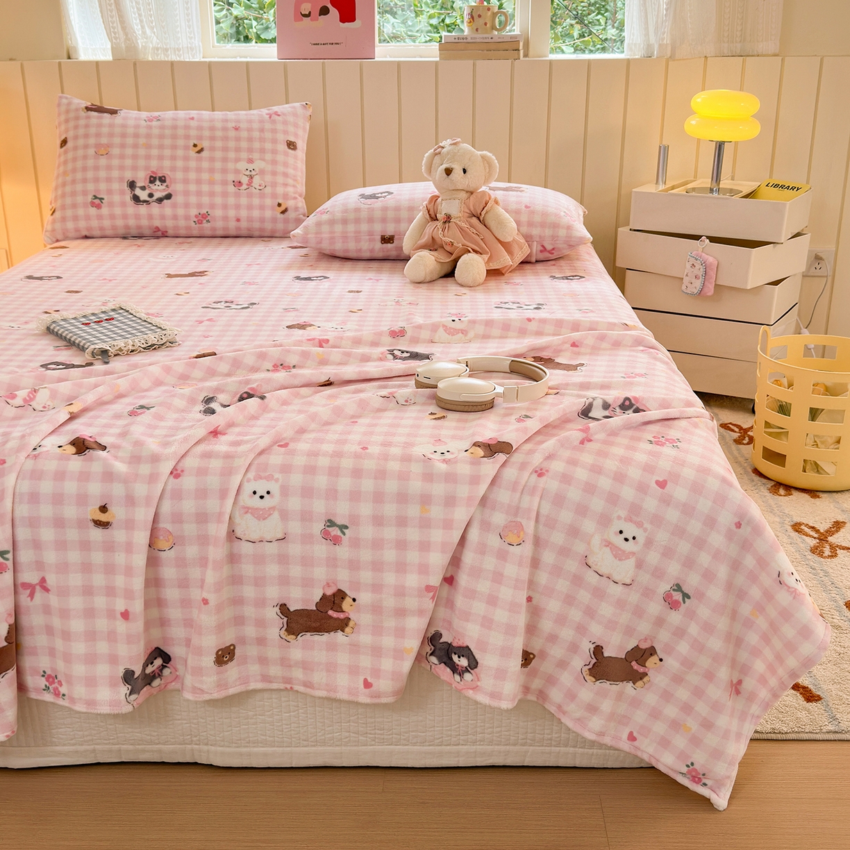 91家纺网 家纺一手货源 找家纺 丽美人家纺 2025新款小版印花牛奶绒床单单床单床单单件 格子小狗