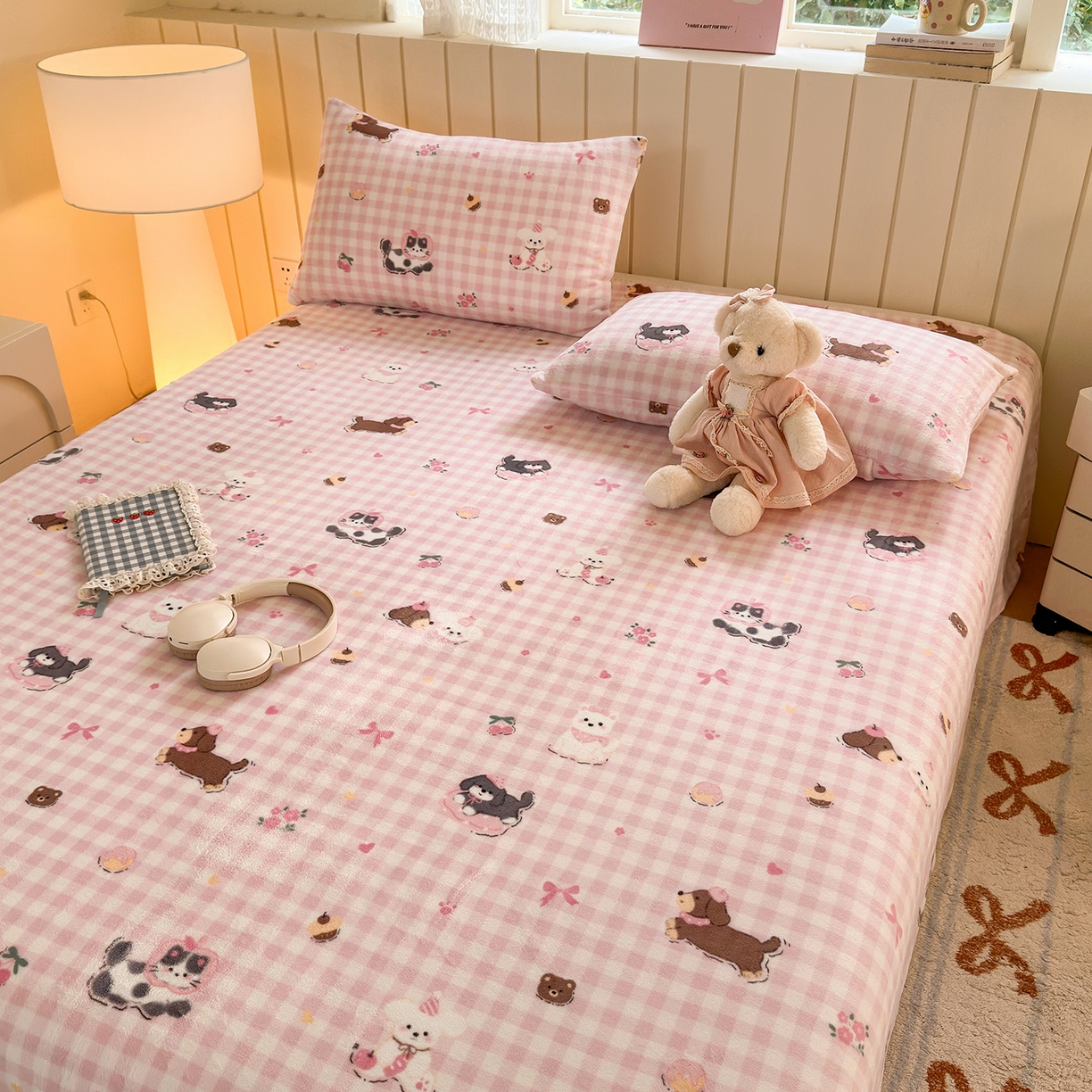 91家纺网 家纺一手货源 找家纺 丽美人家纺 2025新款小版印花牛奶绒床单单床单床单单件 格子小狗