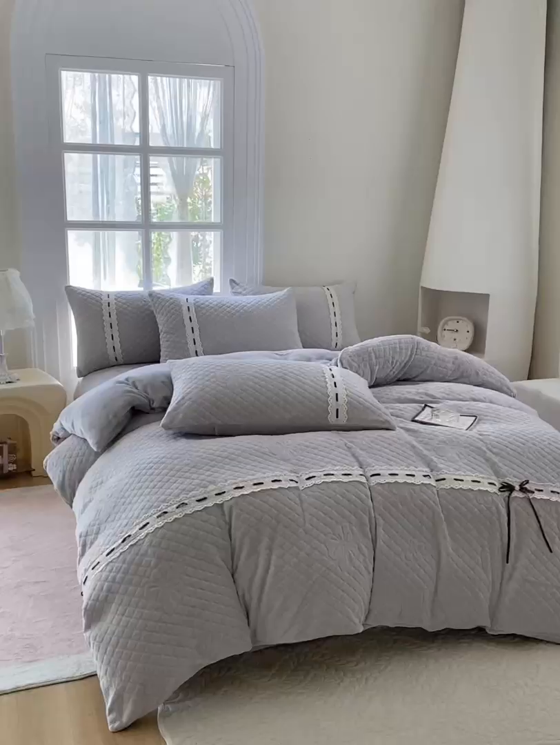 91家纺网 家纺一手货源 找家纺 乐嘉盈 2025年新款雕花法式蝴蝶结牛奶绒四件套  蝴蝶结-灰