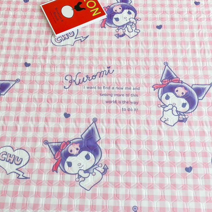 91家纺网 家纺一手货源 找家纺 一电 2025新款牛奶丝凉席床笠可水洗凉感丝凉席学生宿舍单人裸睡空调席-系列一 欢乐库洛米