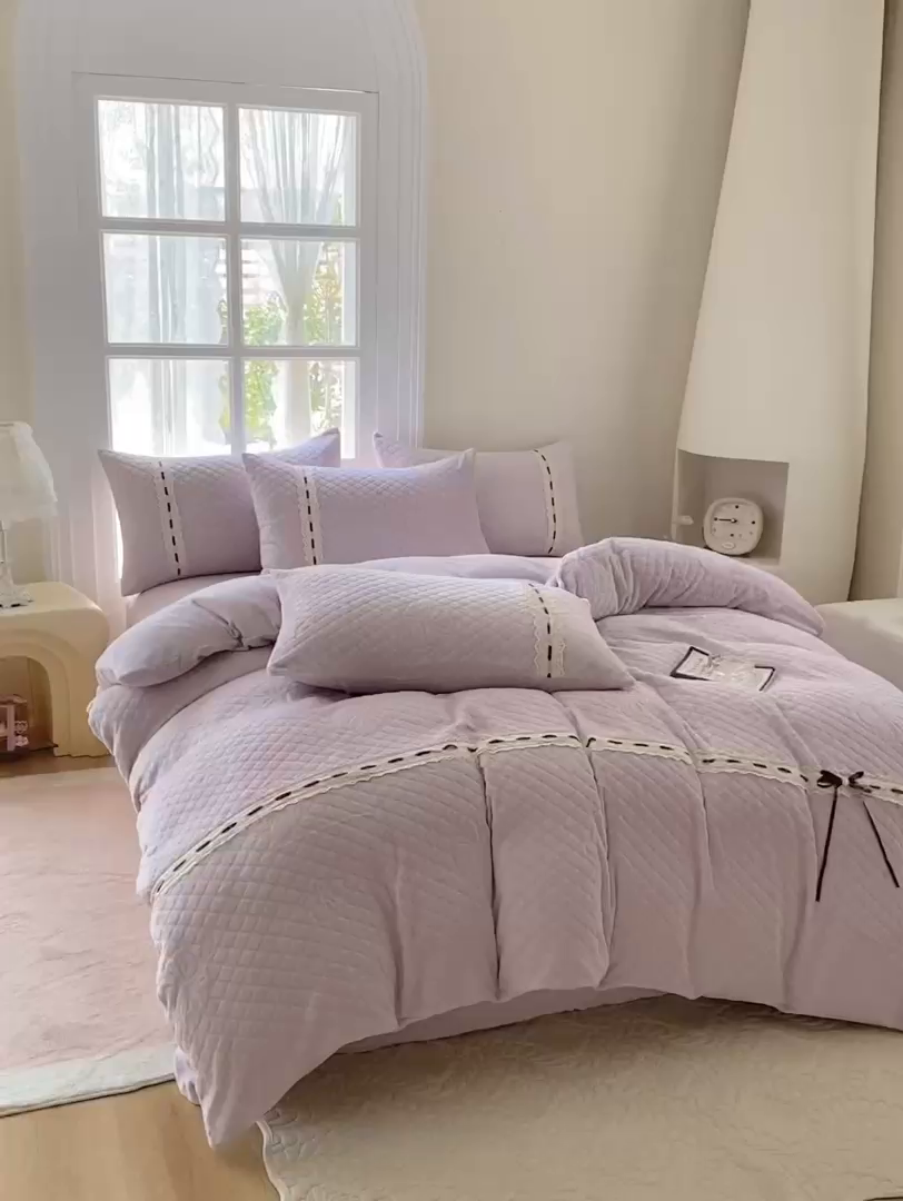 91家纺网 家纺一手货源 找家纺 乐嘉盈 2025年新款雕花法式蝴蝶结牛奶绒四件套  蝴蝶结-紫