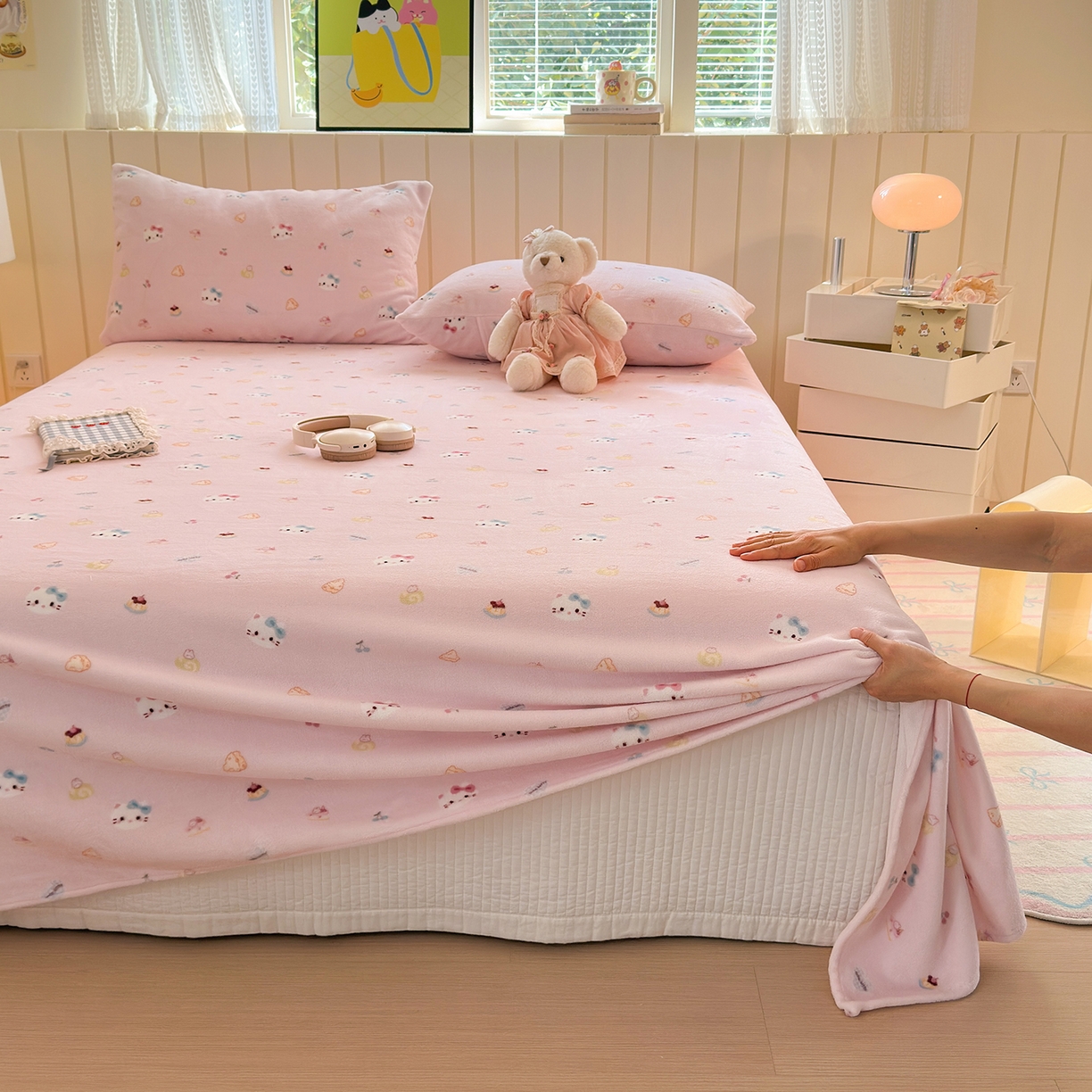 91家纺网 家纺一手货源 找家纺 丽美人家纺 2025新款小版印花牛奶绒床单单床单床单单件 可爱小猫