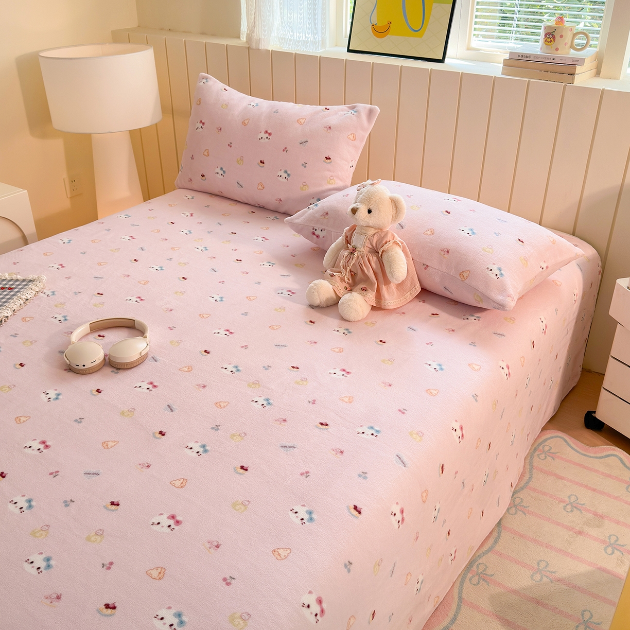 91家纺网 家纺一手货源 找家纺 丽美人家纺 2025新款小版印花牛奶绒床单单床单床单单件 可爱小猫