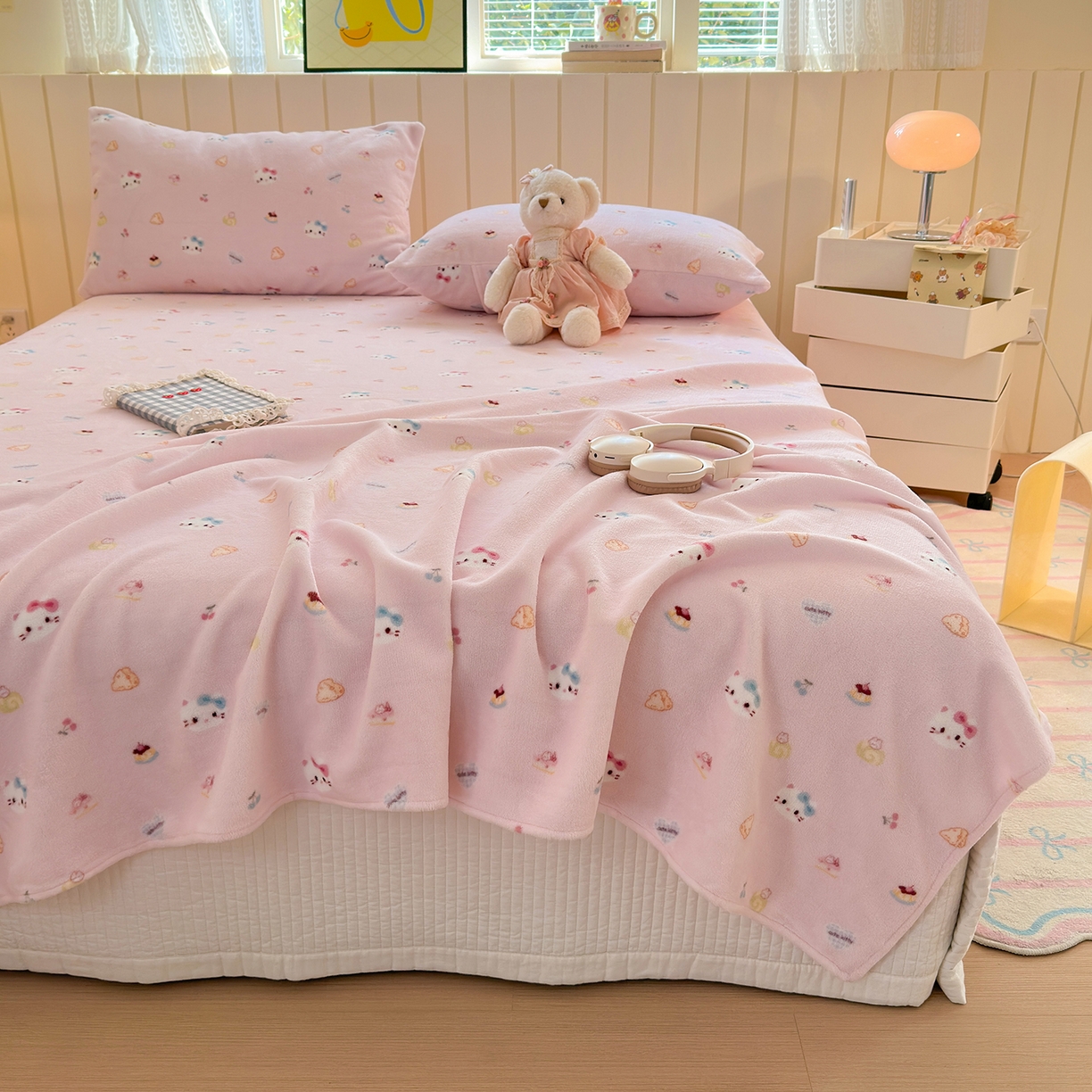 91家纺网 家纺一手货源 找家纺 丽美人家纺 2025新款小版印花牛奶绒床单单床单床单单件 可爱小猫