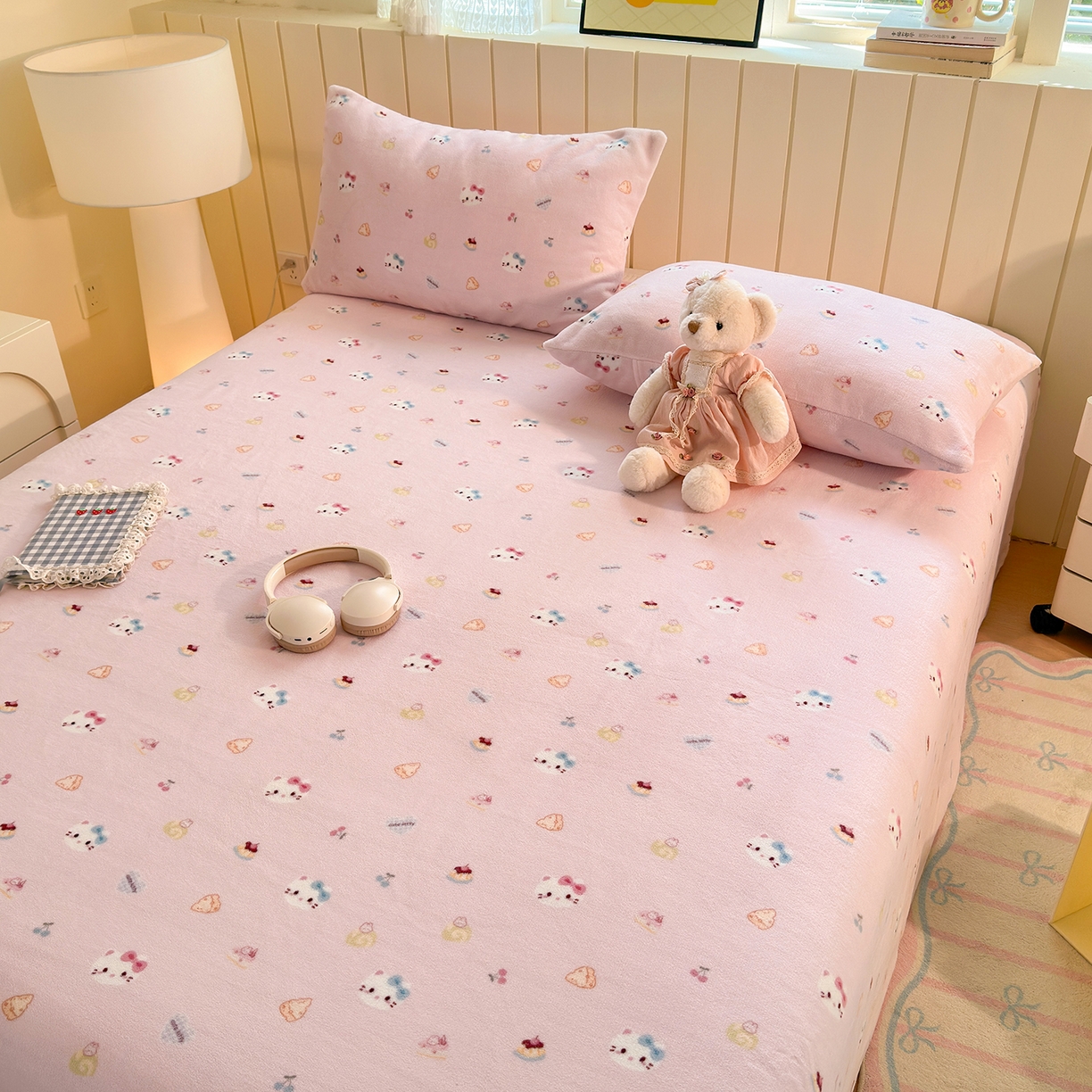 91家纺网 家纺一手货源 找家纺 丽美人家纺 2025新款小版印花牛奶绒床单单床单床单单件 可爱小猫