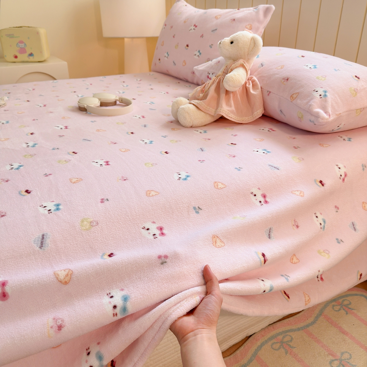 91家纺网 家纺一手货源 找家纺 丽美人家纺 2025新款小版印花牛奶绒床单单床单床单单件 可爱小猫