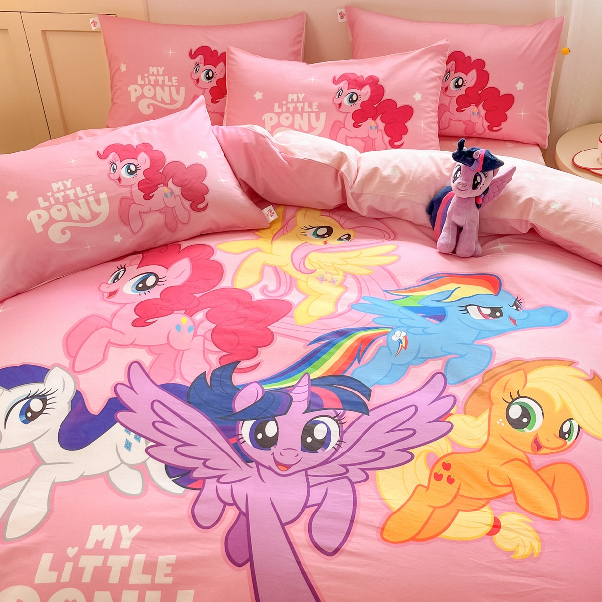 91家纺网 家纺一手货源 找家纺 金爱家 2025新款纯棉大版数码印花系列四件套-小马宝莉 纯棉大版-宝莉大家族