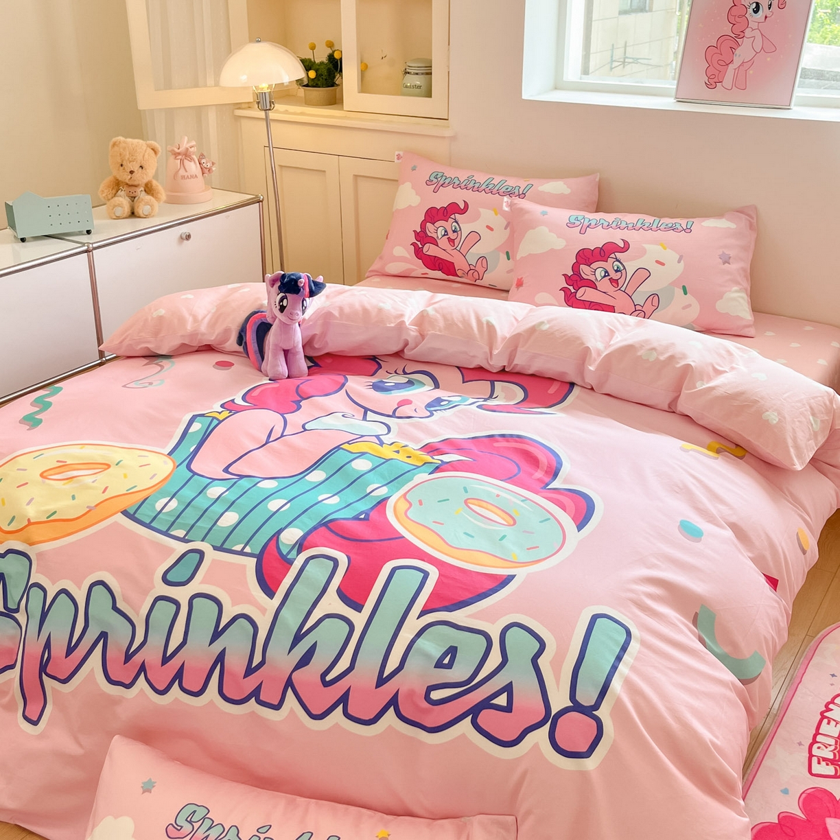 91家纺网 家纺一手货源 找家纺 金爱家 2025新款纯棉大版数码印花系列四件套-小马宝莉 纯棉大版-甜甜圈碧琪