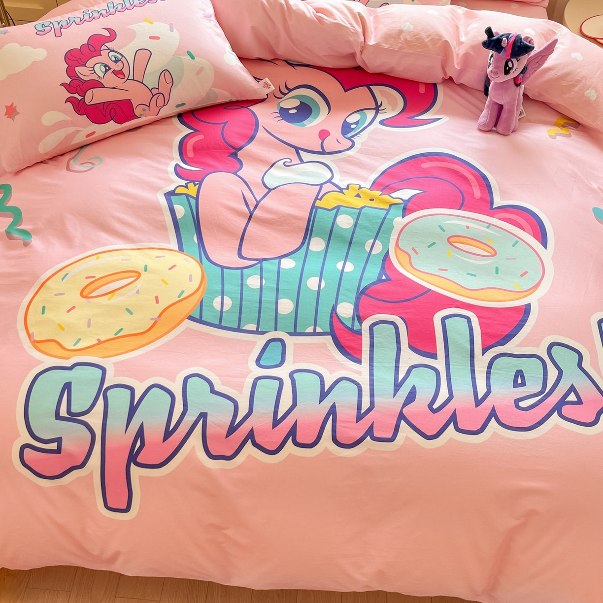 91家纺网 家纺一手货源 找家纺 金爱家 2025新款纯棉大版数码印花系列四件套-小马宝莉 纯棉大版-甜甜圈碧琪