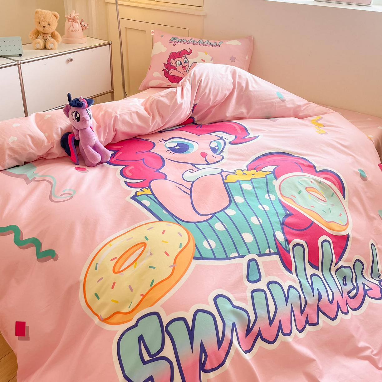 91家纺网 家纺一手货源 找家纺 金爱家 2025新款纯棉大版数码印花系列四件套-小马宝莉 纯棉大版-甜甜圈碧琪