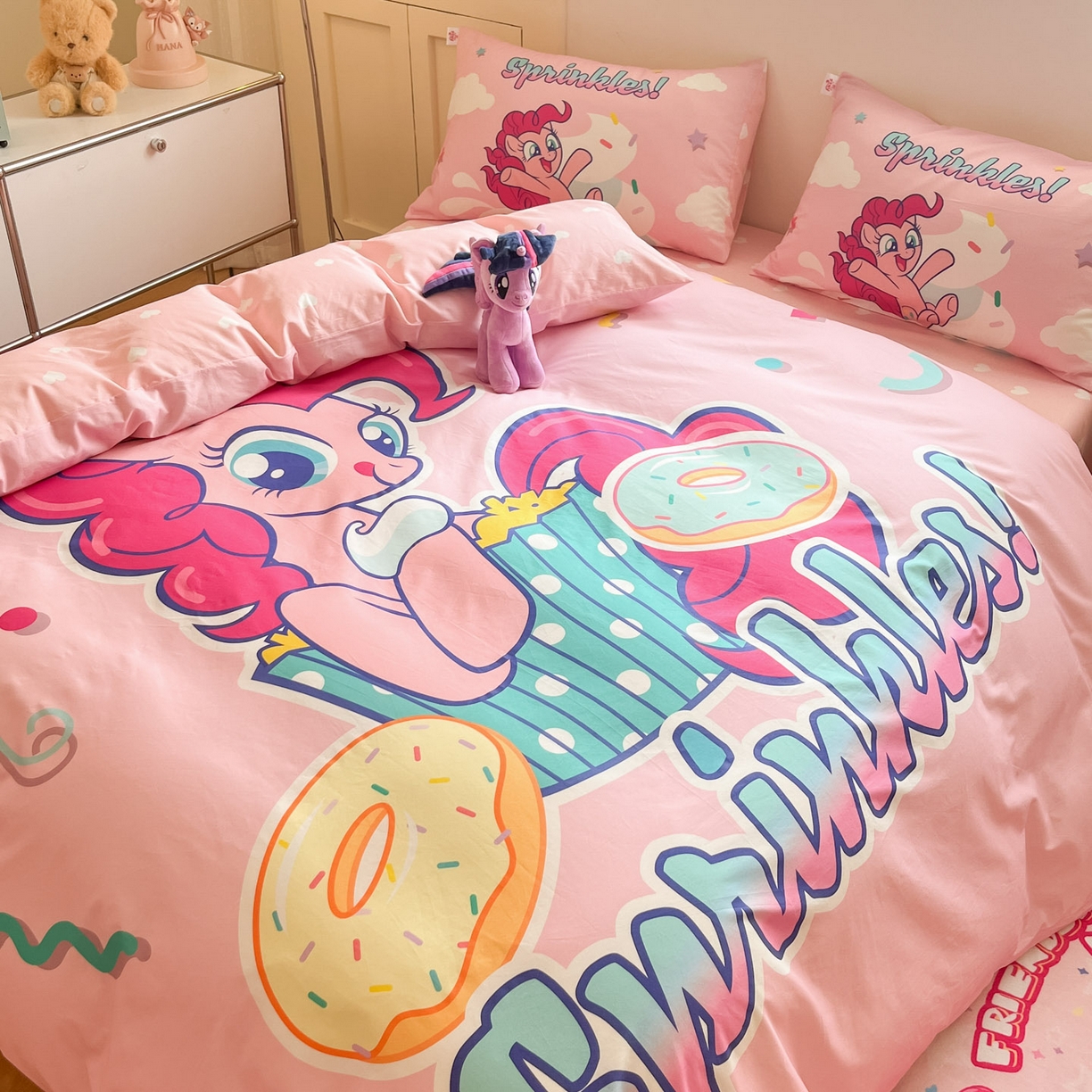 91家纺网 家纺一手货源 找家纺 金爱家 2025新款纯棉大版数码印花系列四件套-小马宝莉 纯棉大版-甜甜圈碧琪