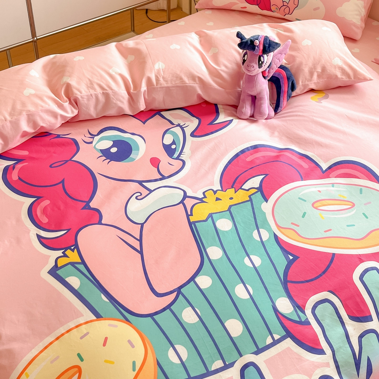 91家纺网 家纺一手货源 找家纺 金爱家 2025新款纯棉大版数码印花系列四件套-小马宝莉 纯棉大版-甜甜圈碧琪