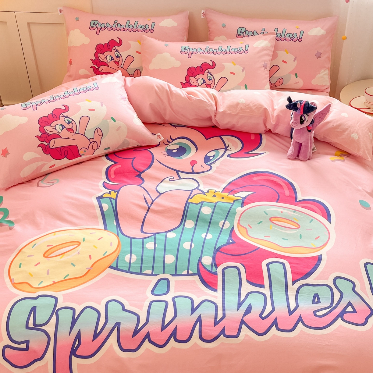 91家纺网 家纺一手货源 找家纺 金爱家 2025新款纯棉大版数码印花系列四件套-小马宝莉 纯棉大版-甜甜圈碧琪