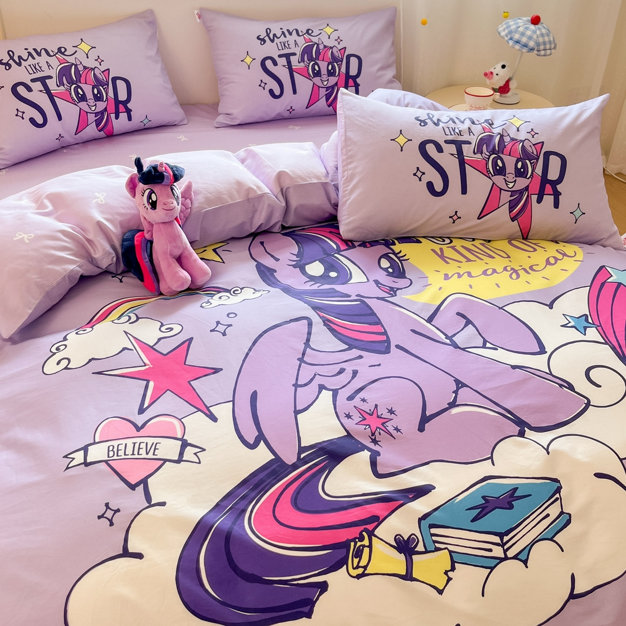 91家纺网 家纺一手货源 找家纺 金爱家 2025新款纯棉大版数码印花系列四件套-小马宝莉 纯棉大版-闪亮紫悦