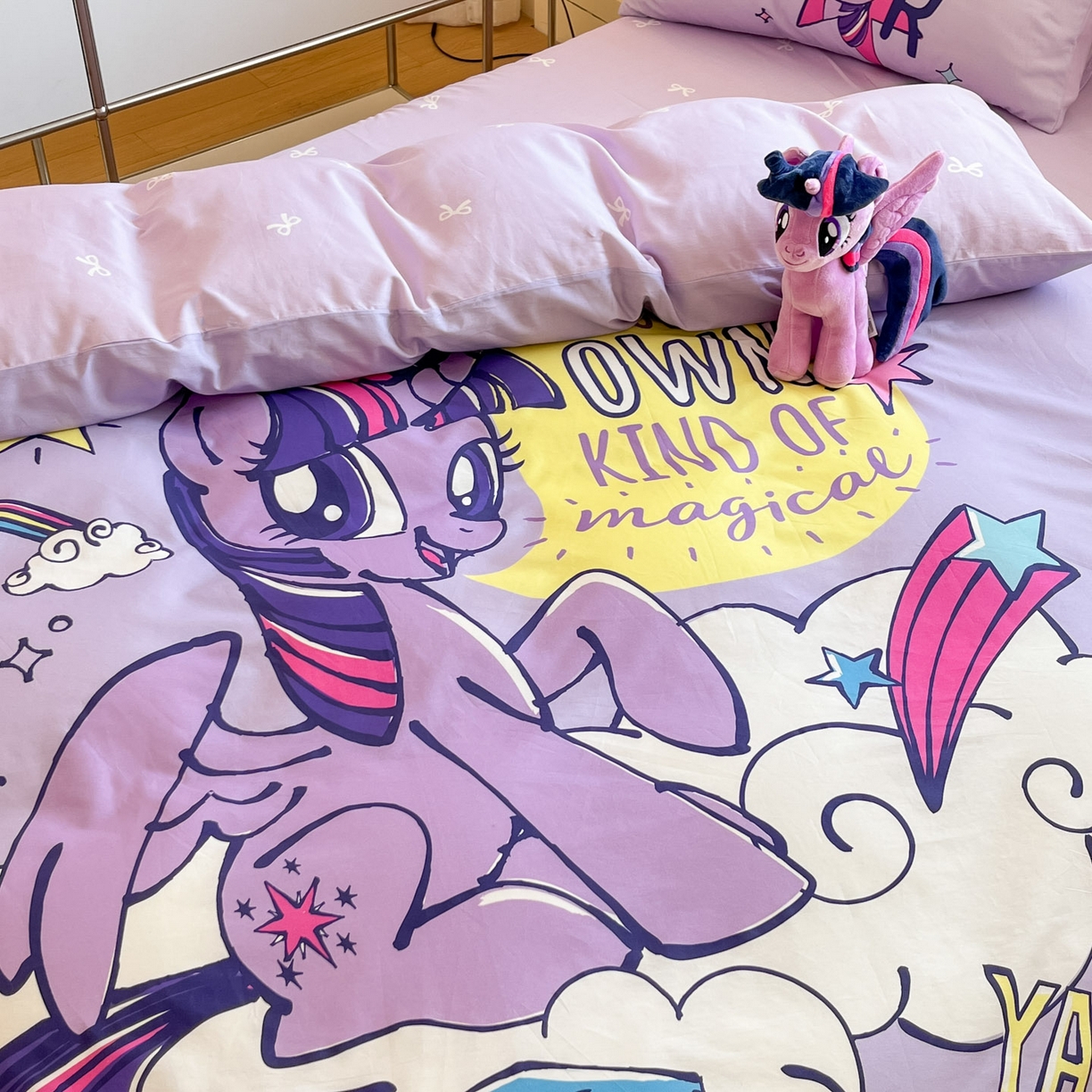 91家纺网 家纺一手货源 找家纺 金爱家 2025新款纯棉大版数码印花系列四件套-小马宝莉 纯棉大版-闪亮紫悦