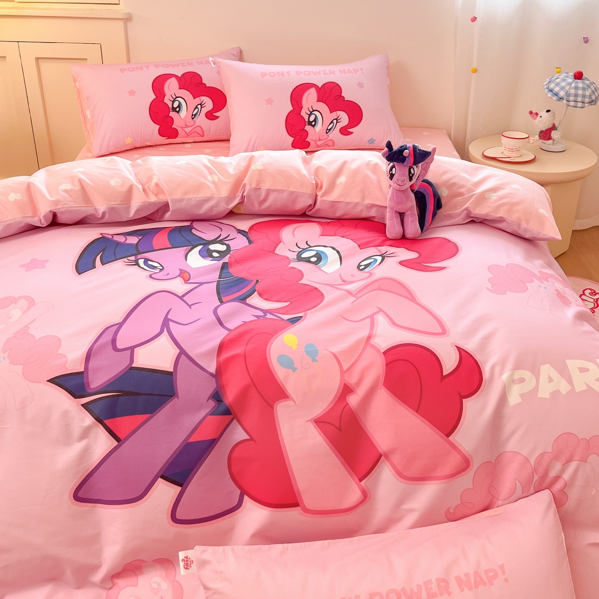 91家纺网 家纺一手货源 找家纺 金爱家 2025新款纯棉大版数码印花系列四件套-小马宝莉 纯棉大版-摩登女孩