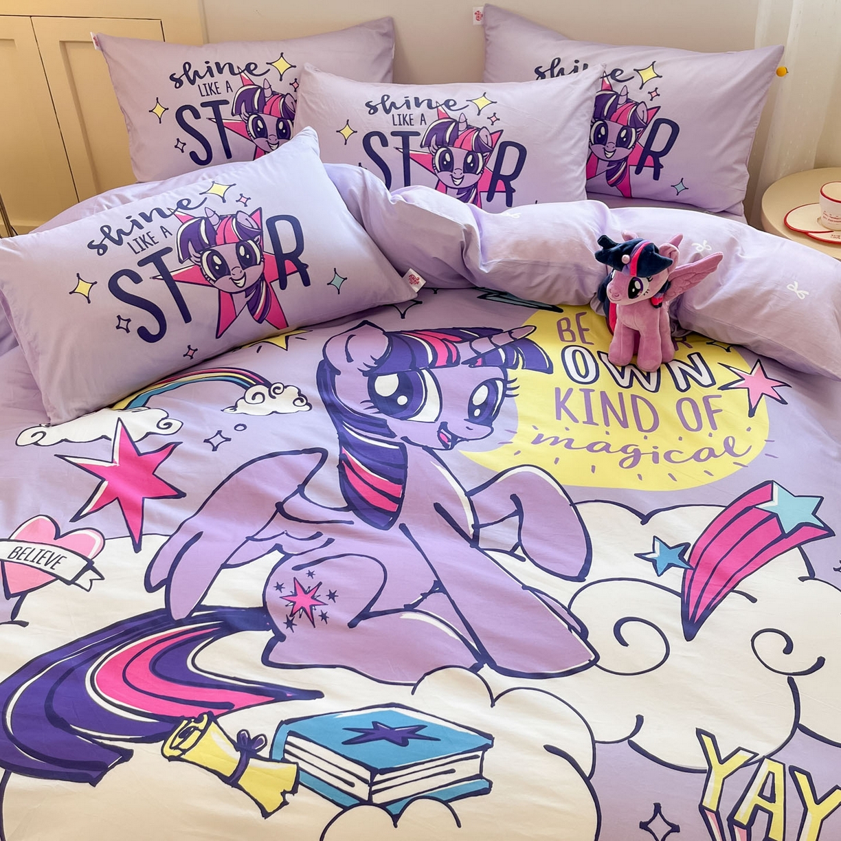 91家纺网 家纺一手货源 找家纺 金爱家 2025新款纯棉大版数码印花系列四件套-小马宝莉 纯棉大版-闪亮紫悦