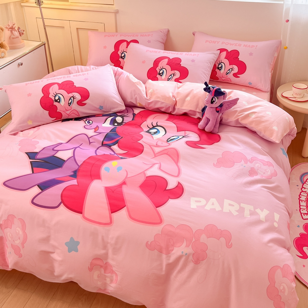 91家纺网 家纺一手货源 找家纺 金爱家 2025新款纯棉大版数码印花系列四件套-小马宝莉 纯棉大版-摩登女孩