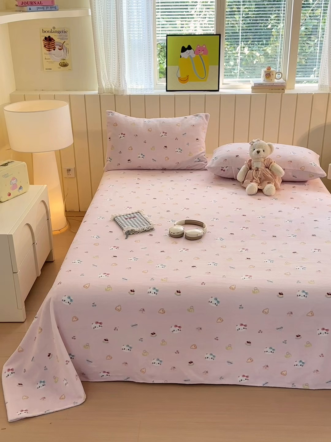 91家纺网 家纺一手货源 找家纺 丽美人家纺 2025新款小版印花牛奶绒床单单床单床单单件 可爱小猫