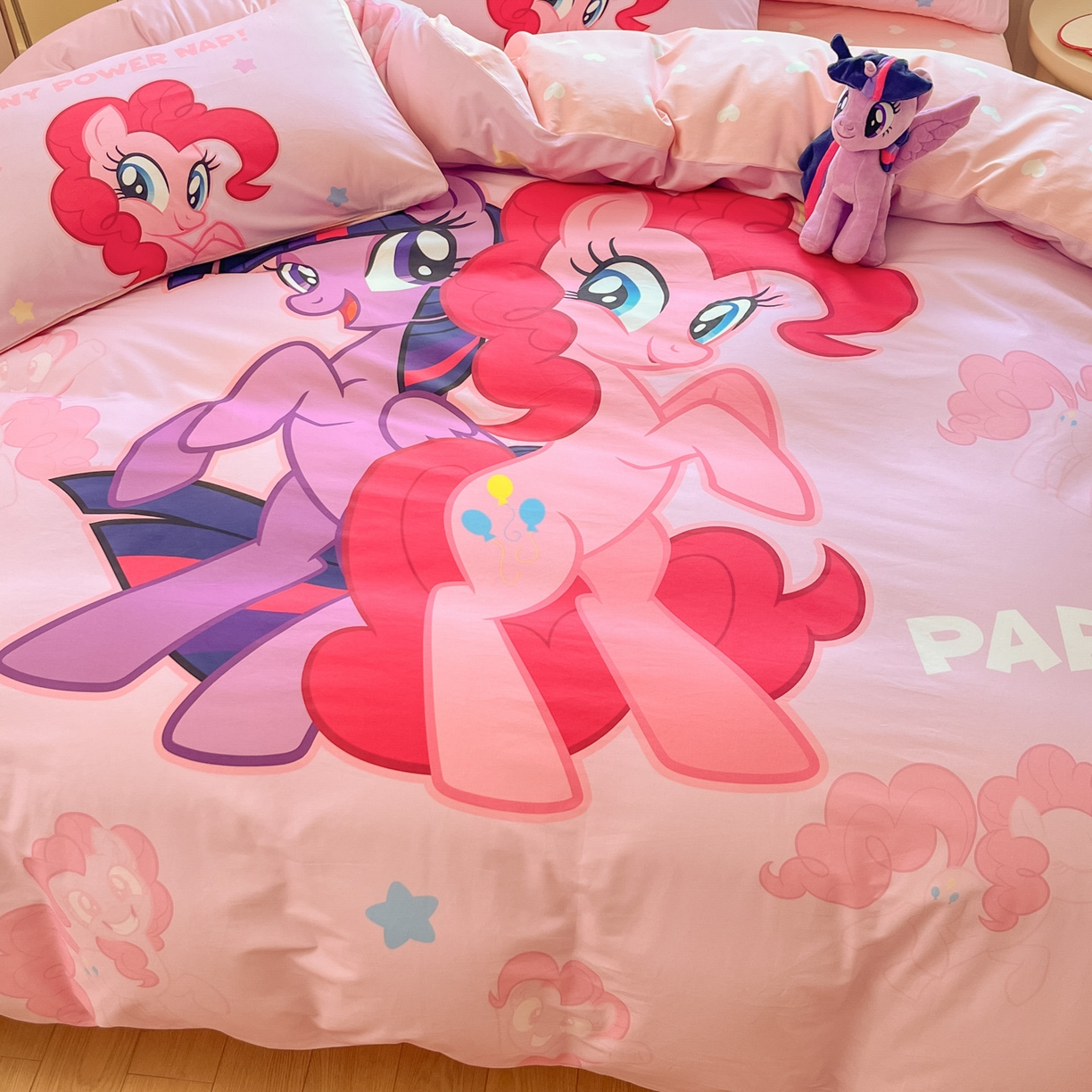 91家纺网 家纺一手货源 找家纺 金爱家 2025新款纯棉大版数码印花系列四件套-小马宝莉 纯棉大版-摩登女孩