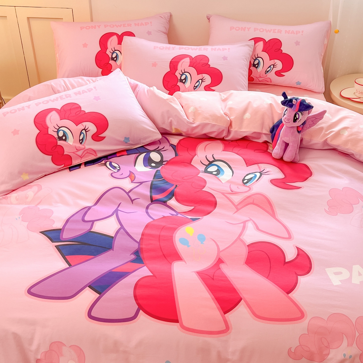 91家纺网 家纺一手货源 找家纺 金爱家 2025新款纯棉大版数码印花系列四件套-小马宝莉 纯棉大版-摩登女孩