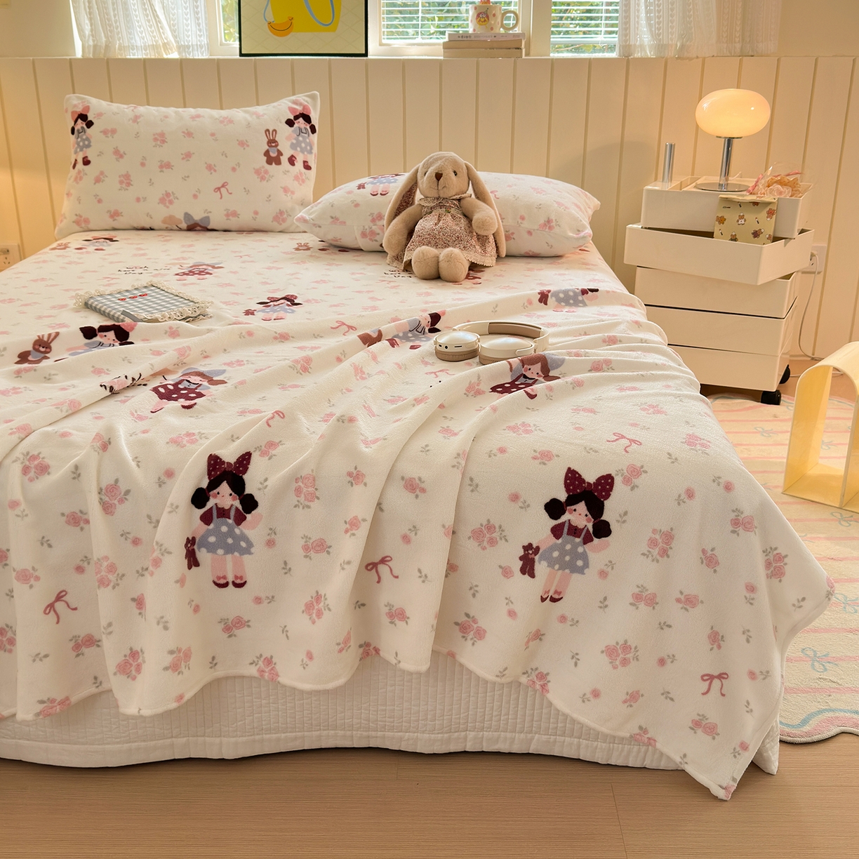 91家纺网 家纺一手货源 找家纺 丽美人家纺 2025新款小版印花牛奶绒床单单床单床单单件 玫瑰女孩