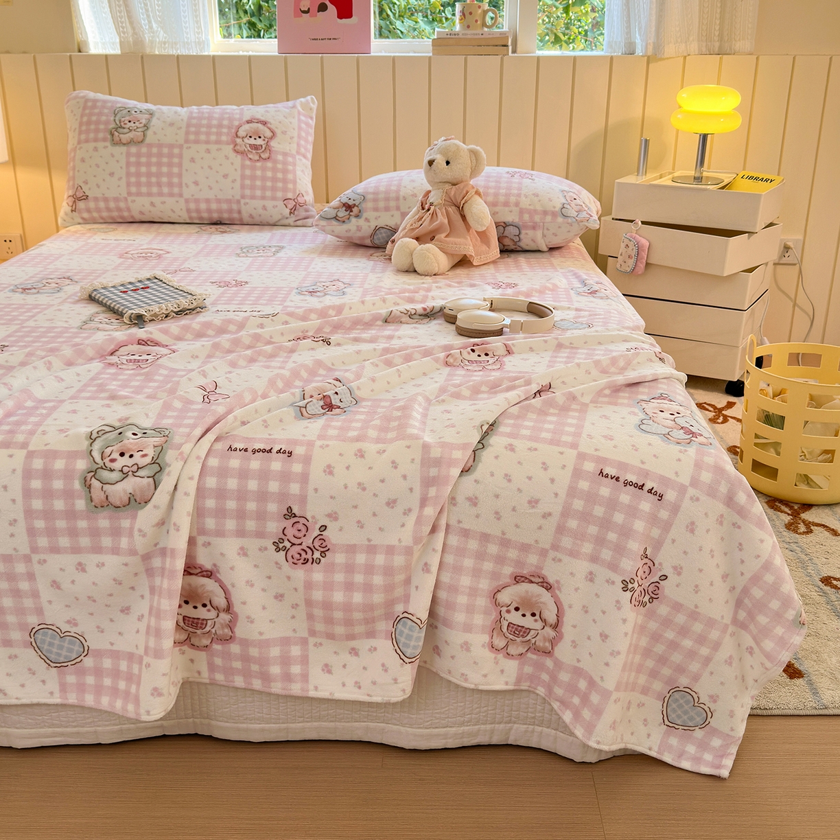 91家纺网 家纺一手货源 找家纺 丽美人家纺 2025新款小版印花牛奶绒床单单床单床单单件 萌熊日记