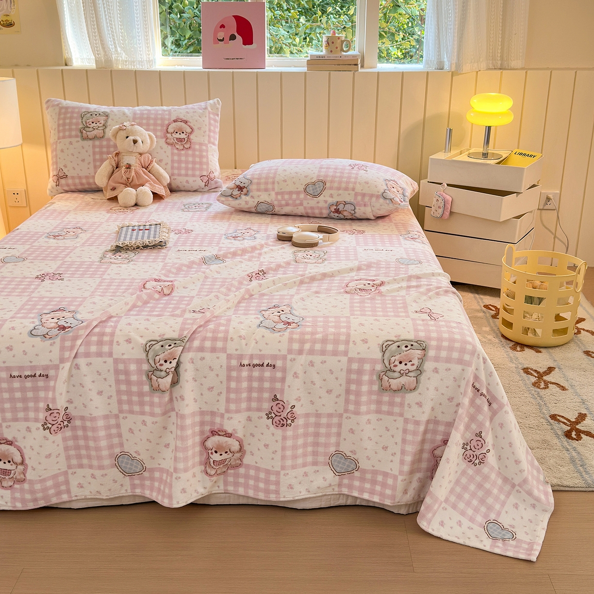 91家纺网 家纺一手货源 找家纺 丽美人家纺 2025新款小版印花牛奶绒床单单床单床单单件 萌熊日记