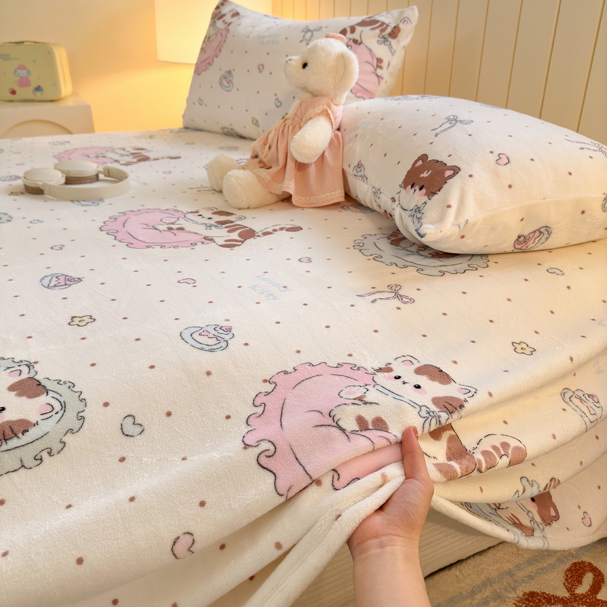 91家纺网 家纺一手货源 找家纺 丽美人家纺 2025新款小版印花牛奶绒床单单床单床单单件 奶萌小猫