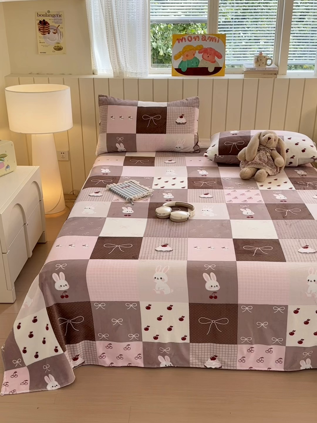 91家纺网 家纺一手货源 找家纺 丽美人家纺 2025新款小版印花牛奶绒床单单床单床单单件 拼布蝴蝶兔