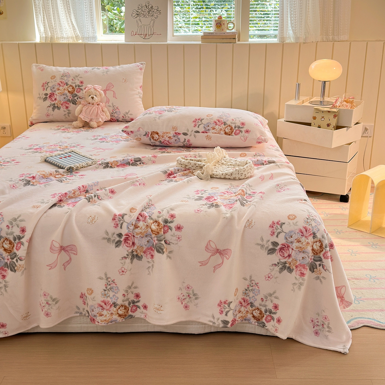 91家纺网 家纺一手货源 找家纺 丽美人家纺 2025新款小版印花牛奶绒床单单床单床单单件 山茶花语-粉