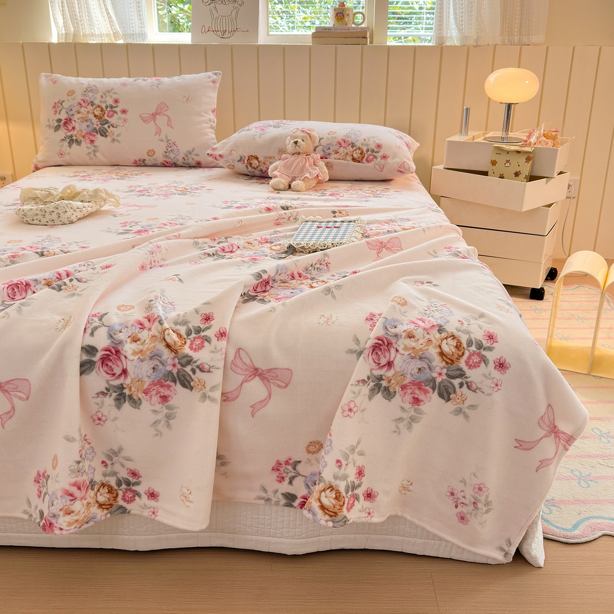 91家纺网 家纺一手货源 找家纺 丽美人家纺 2025新款小版印花牛奶绒床单单床单床单单件 山茶花语-粉