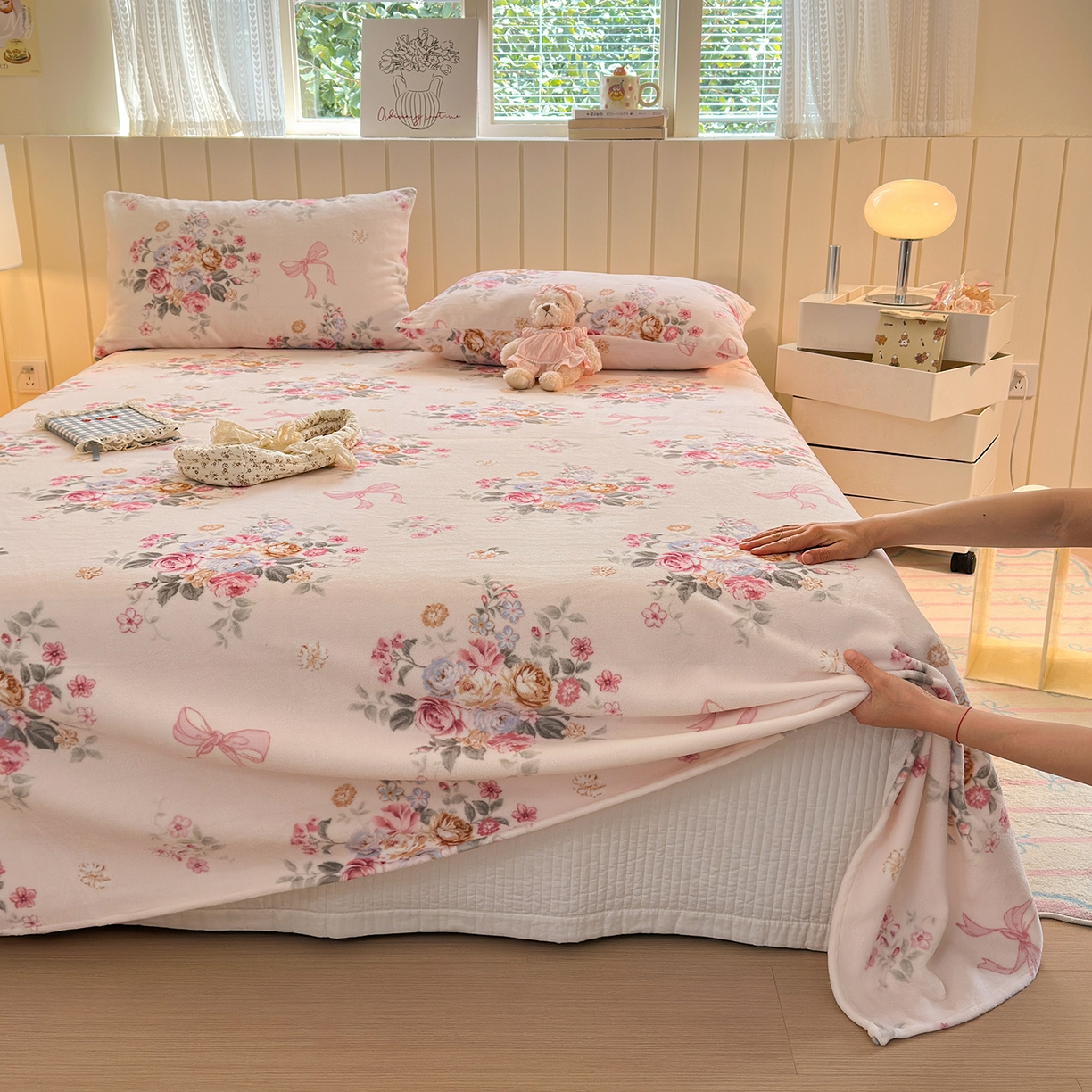 91家纺网 家纺一手货源 找家纺 丽美人家纺 2025新款小版印花牛奶绒床单单床单床单单件 山茶花语-粉