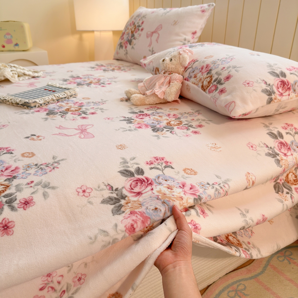 91家纺网 家纺一手货源 找家纺 丽美人家纺 2025新款小版印花牛奶绒床单单床单床单单件 山茶花语-粉