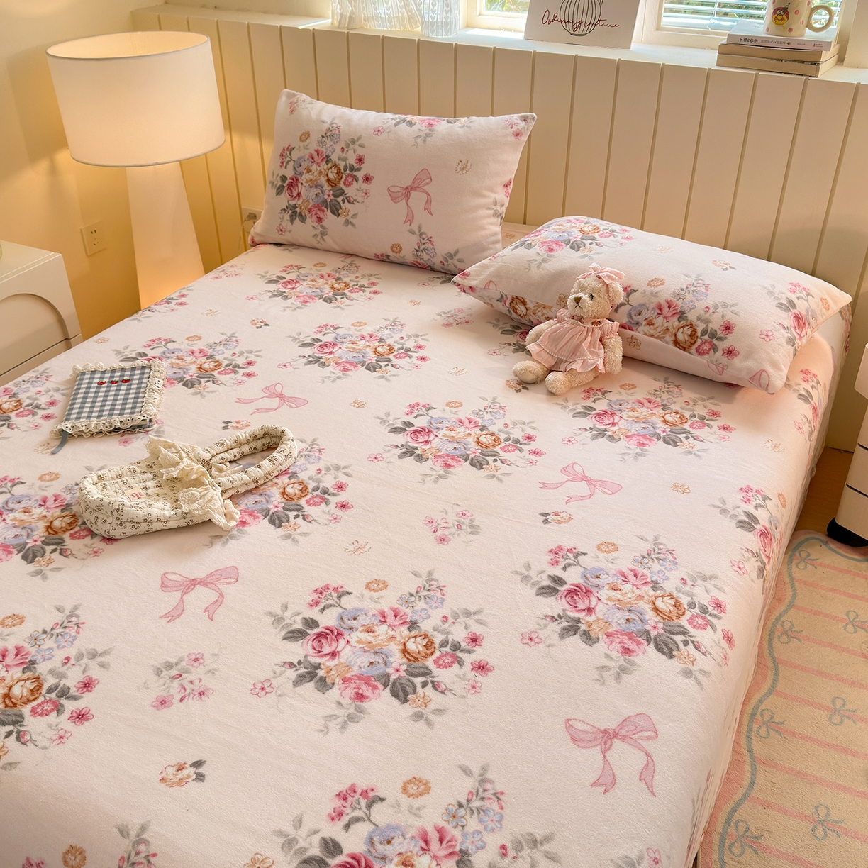 91家纺网 家纺一手货源 找家纺 丽美人家纺 2025新款小版印花牛奶绒床单单床单床单单件 山茶花语-粉