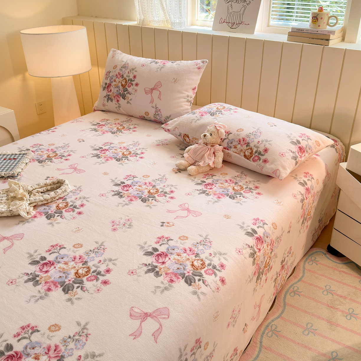 91家纺网 家纺一手货源 找家纺 丽美人家纺 2025新款小版印花牛奶绒床单单床单床单单件 山茶花语-粉