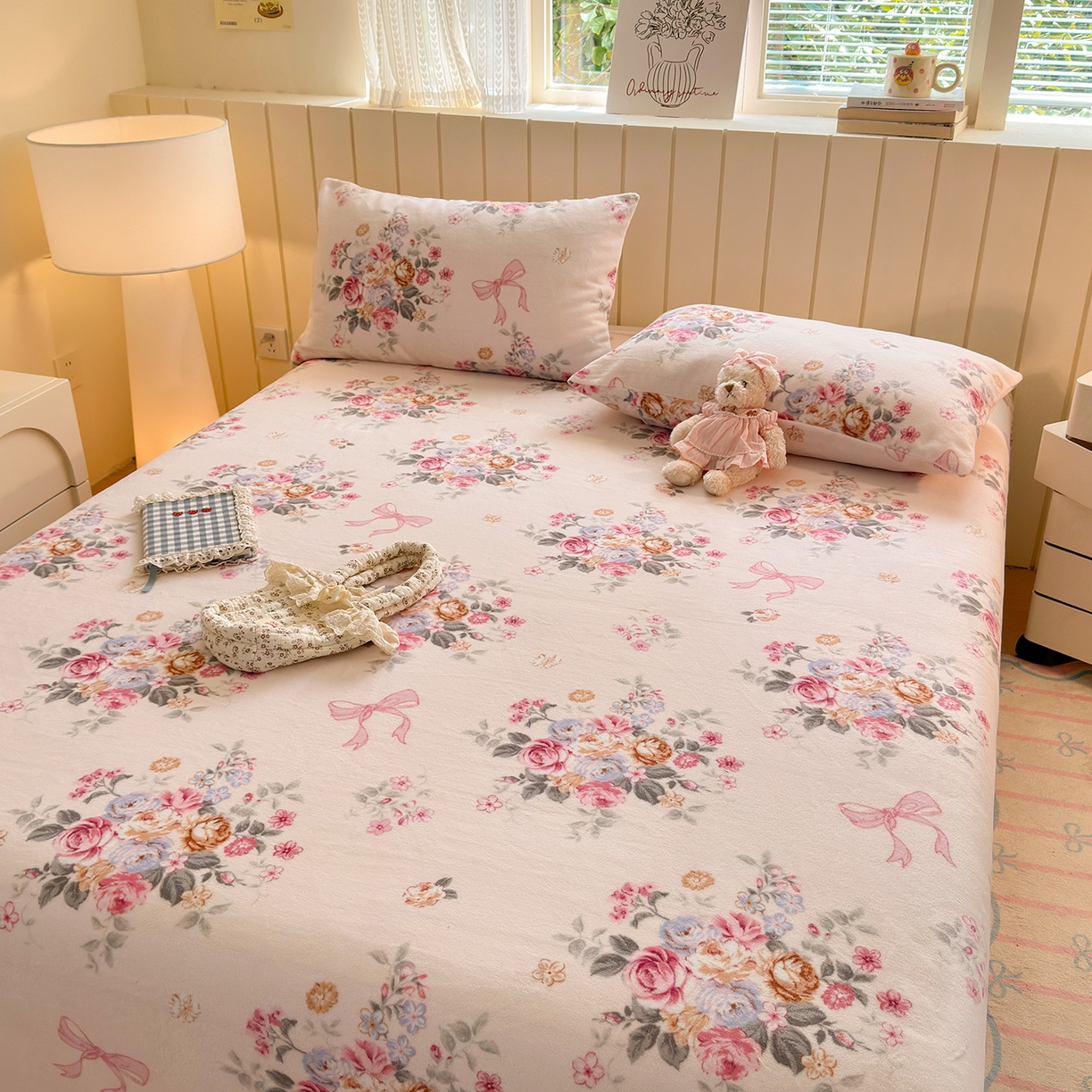 91家纺网 家纺一手货源 找家纺 丽美人家纺 2025新款小版印花牛奶绒床单单床单床单单件 山茶花语-粉