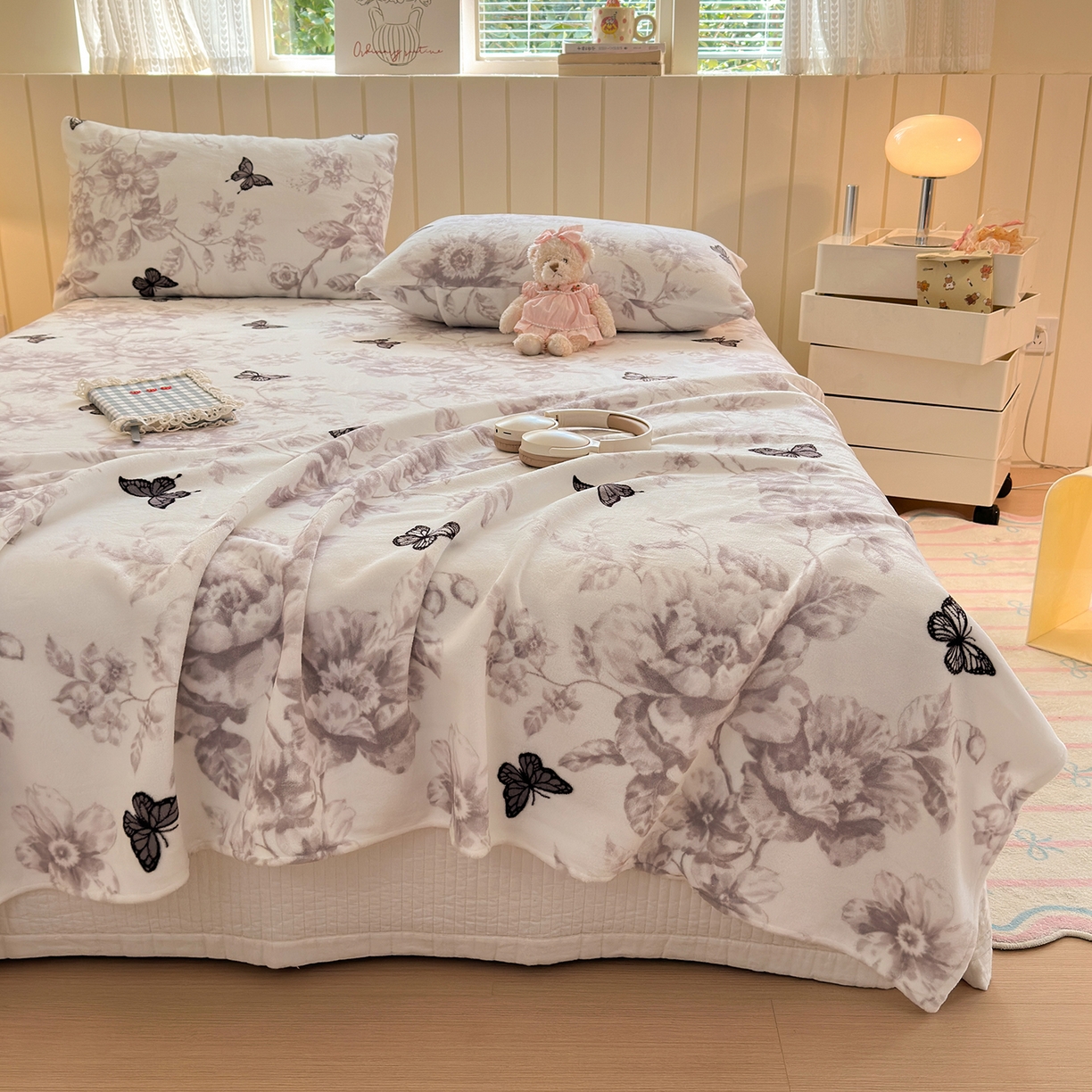 91家纺网 家纺一手货源 找家纺 丽美人家纺 2025新款小版印花牛奶绒床单单床单床单单件 水墨花蝴蝶