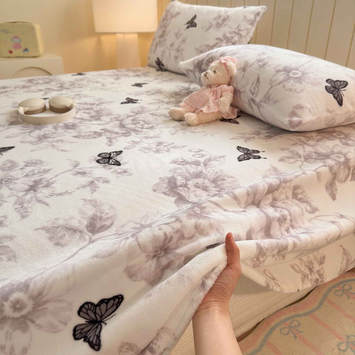 91家纺网 家纺一手货源 找家纺 丽美人家纺 2025新款小版印花牛奶绒床单单床单床单单件 水墨花蝴蝶